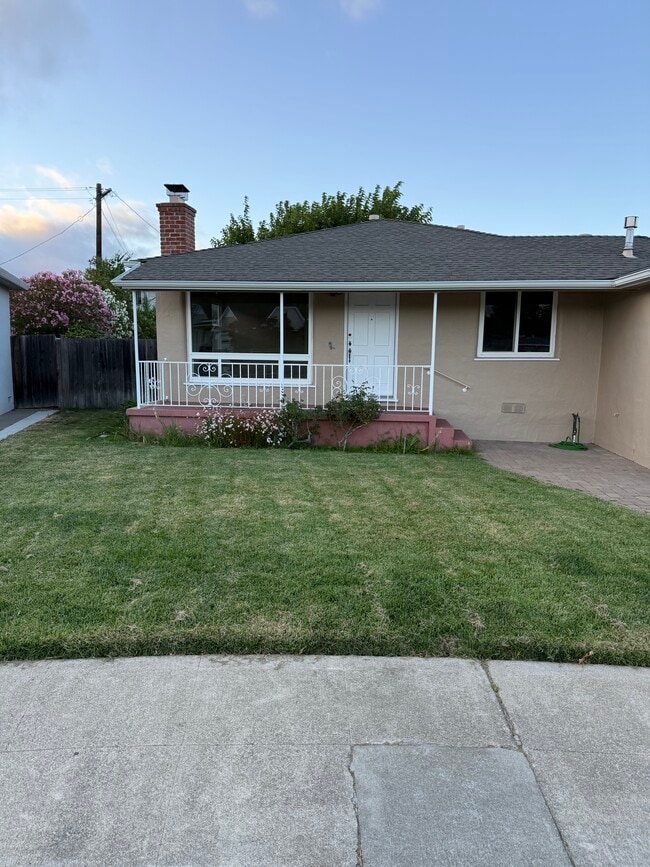 Building Photo - 701 Poinsettia Ave Rental