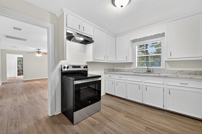 Photo - 16643 Lake Cir