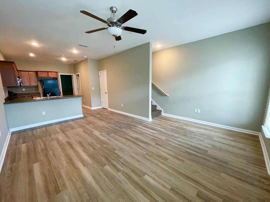 AVAILABLE NOW! 3/3 Condo convenient to FSU... - AVAILABLE NOW! 3/3 Condo convenient to FSU...