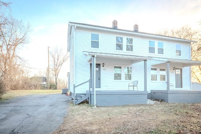 Renovated 3 bed 1 bath in Old Hickory Vill... - Renovated 3 bed 1 bath in Old Hickory Vill... Apartment