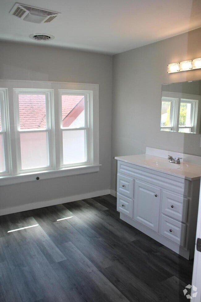 Building Photo - 2909 N Farwell Ave Rental
