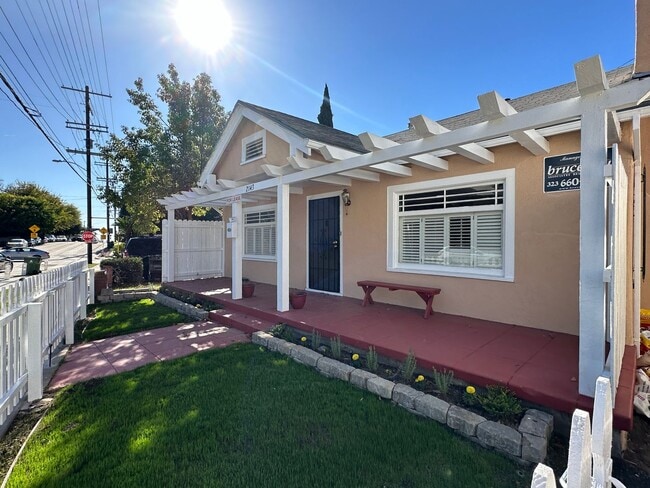 Building Photo - GORGEOUS Los Feliz PRIME 3 Bed Home for Lease NOW Limited Showings!!!