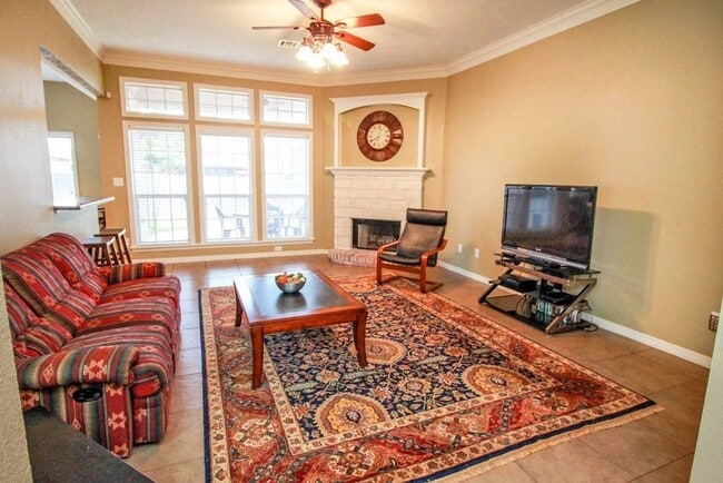 Photo - College Station - 3 Bedroom - 2 Bath - 2 car garage- fenced in back yard,