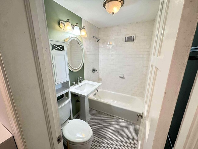 Photo - 400 E 65th St