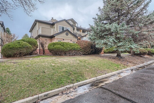 Building Photo - Desirable DTC Condo