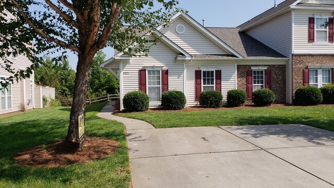 Building Photo - One level townhouse, no stairs, convenient to Lewisville/Clemmons