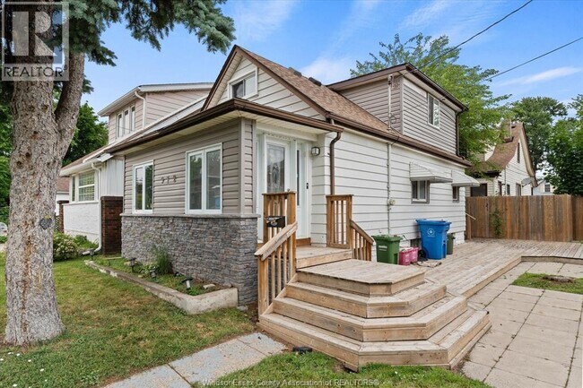 Photo - 972 Wellington Ave