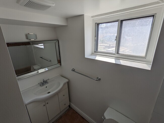 Photo - 901 Ossington Av Unit Basement