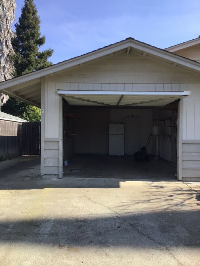 Building Photo - Nice 2-Bedroom Home