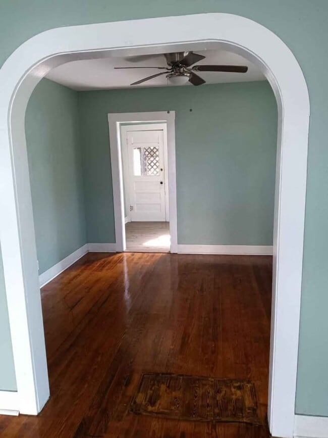 Photo - Simple 2/1 downtown