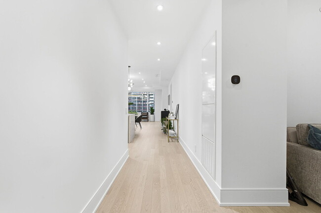 Photo - 455-455 Wellington St W