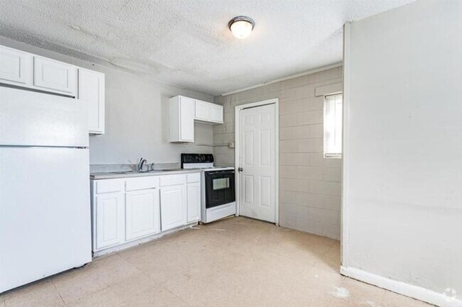 Building Photo - Updated 2-Bed, 1-Bath Townhouse Just Minut...