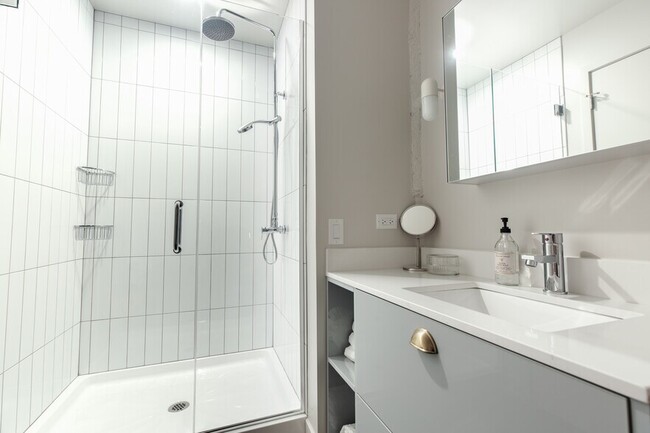 Photo - 154 W Erie St Unit 524