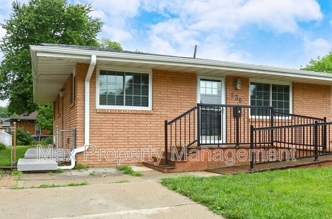 Building Photo - 530 SW Maple St Rental