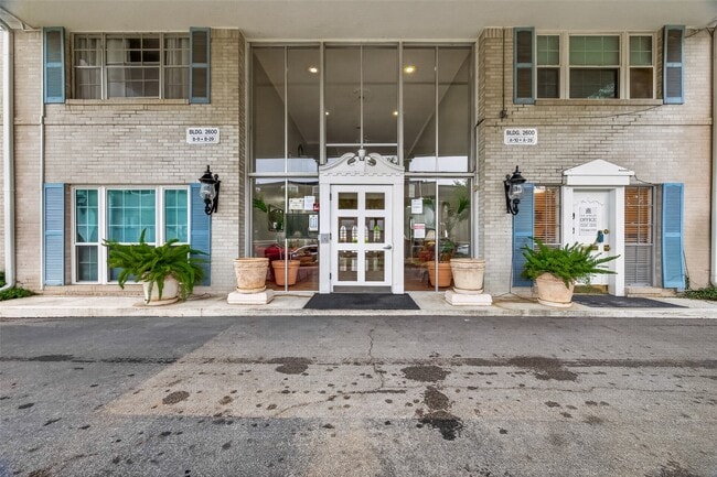 Building Photo - 2600 Bellefontaine Unit B 24