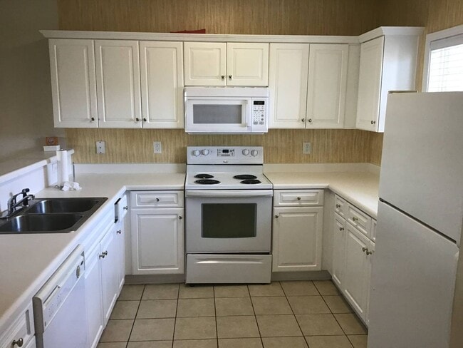 Building Photo - 1st Floor 2 Bedroom Condo in Berkshire Forest