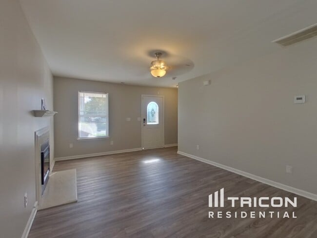 Photo - 345 Hunslet Cir