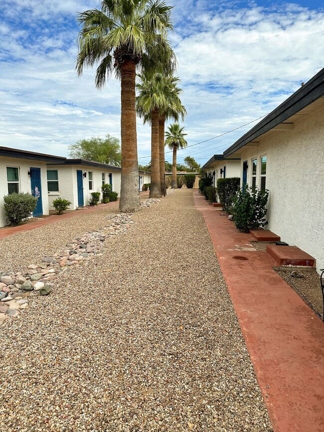 Building Photo - 1366 N Country Club Rd