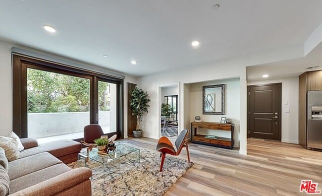 Photo - 1070 S Bedford St Unidad 304