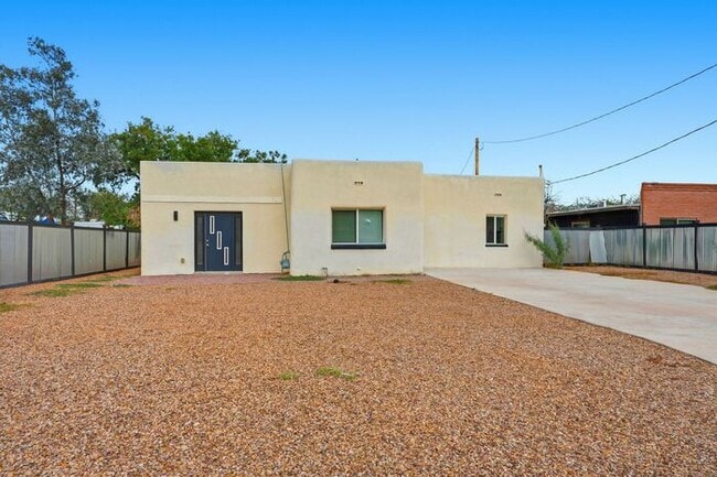Photo - Bright, Fresh & Pet-Friendly — 3BR Retreat Minutes from U of A