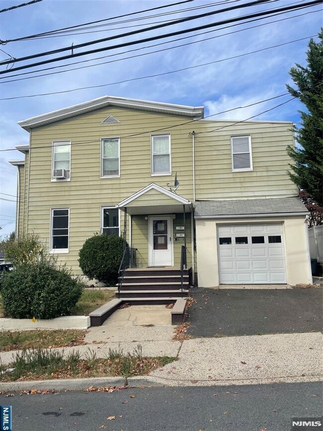 Building Photo - 508 2nd St Unit 1