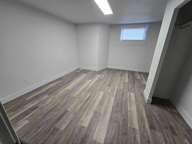 Building Photo - 1138 E 2nd St Unit B
