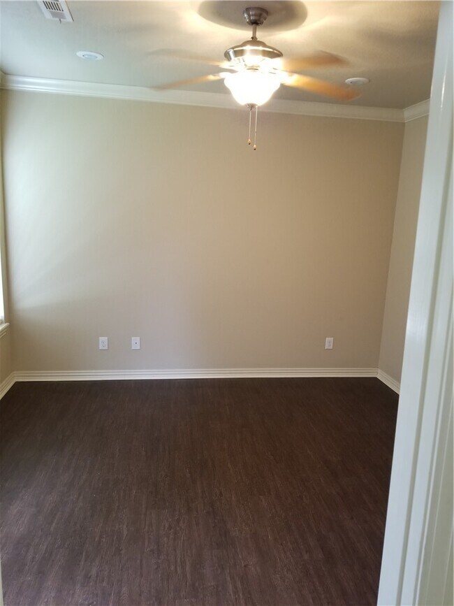 Photo - 637 N Longfellow Ln