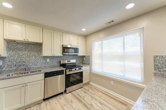 Photo - 430 Peregrine St
