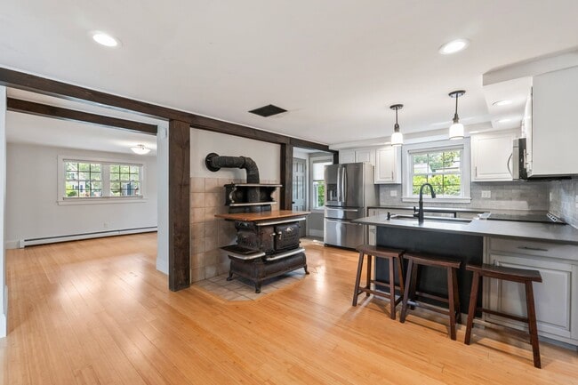 Building Photo - New England Style Farm House for RENT in P...