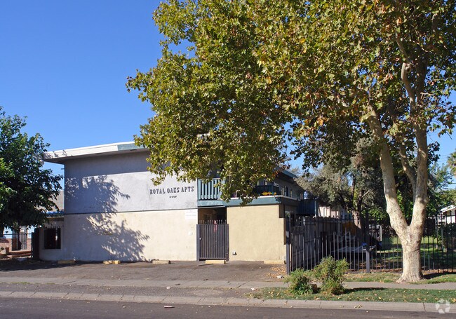 Photo - Royal Oaks Apartmemts