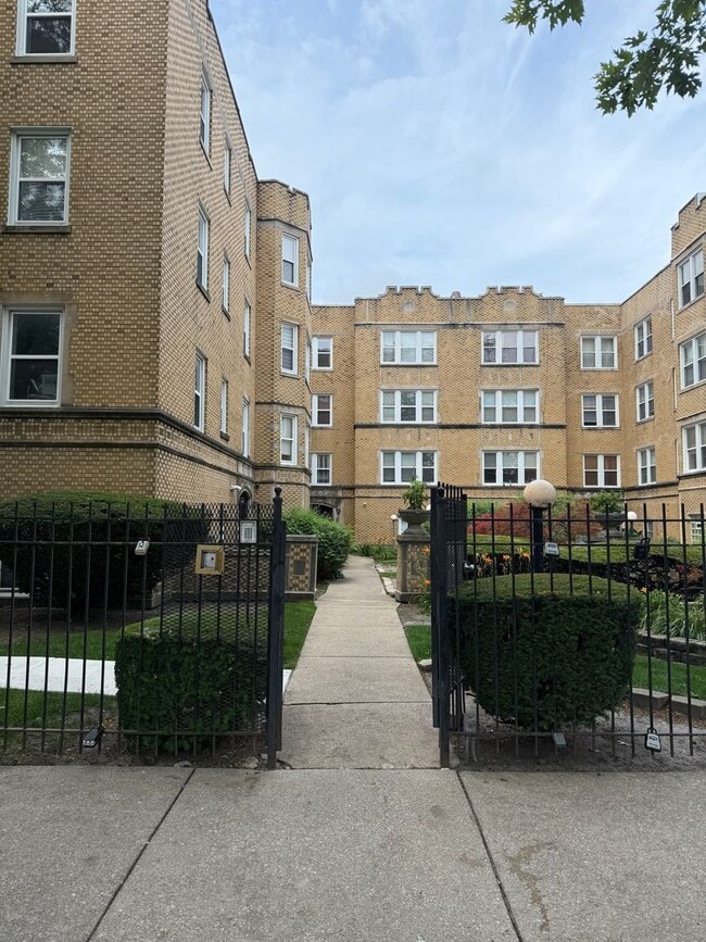 Building Photo - 3 Bedroom 2 Bath Apartment in Rogers Park