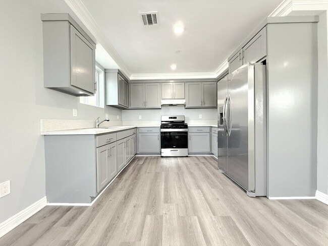 Building Photo - 320 E 55th St Rental