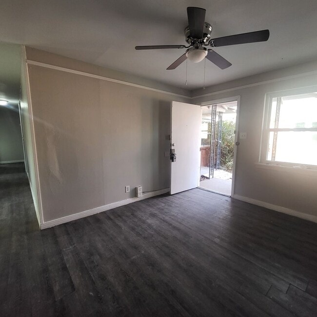 Photo - 2306 SW 8th Ave Unidad 2306 SW 8th #B