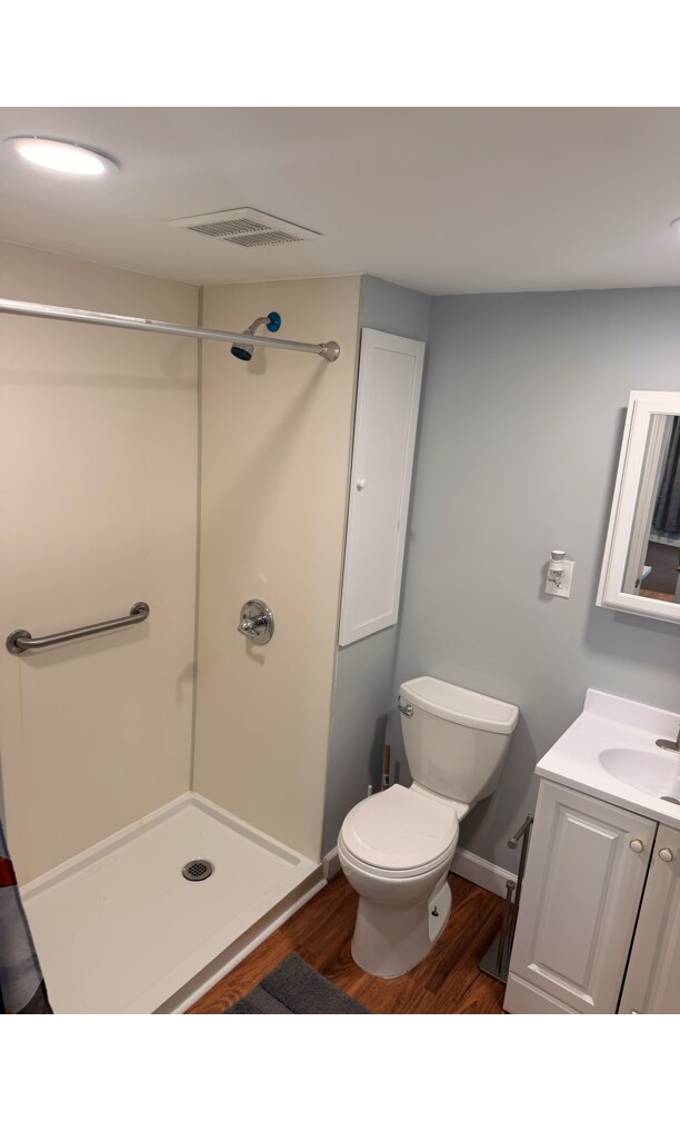 bathroom/shower - 4442 Freer St Unidad 4442 apt 2 a