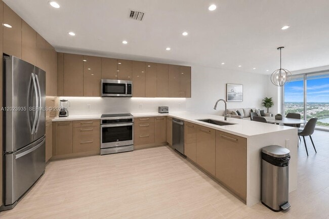 Photo - 2000 Metropica Wy Unit 1408