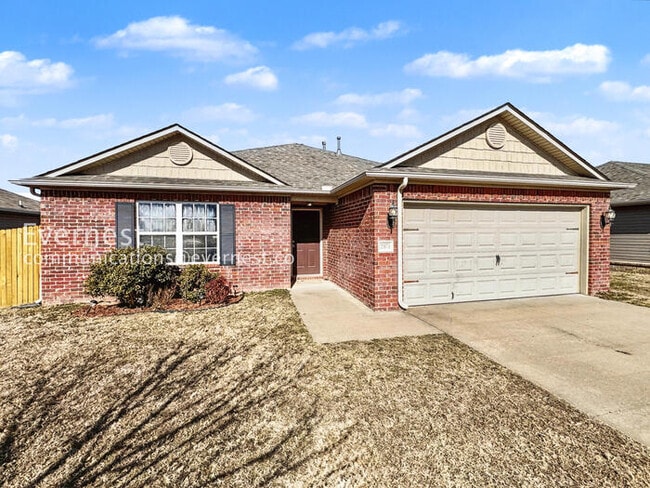 Photo - 3 Bed/2 Bath Home with Fenced Yard & Garage / Pet-Friendly / Available Soon!