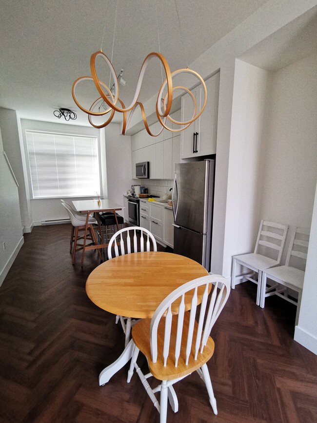 Photo - 17555 57A Av