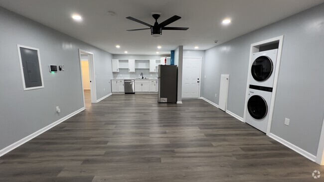 Building Photo - 2 Bedroom 1 Bath Basement Apt (Free Utilit...