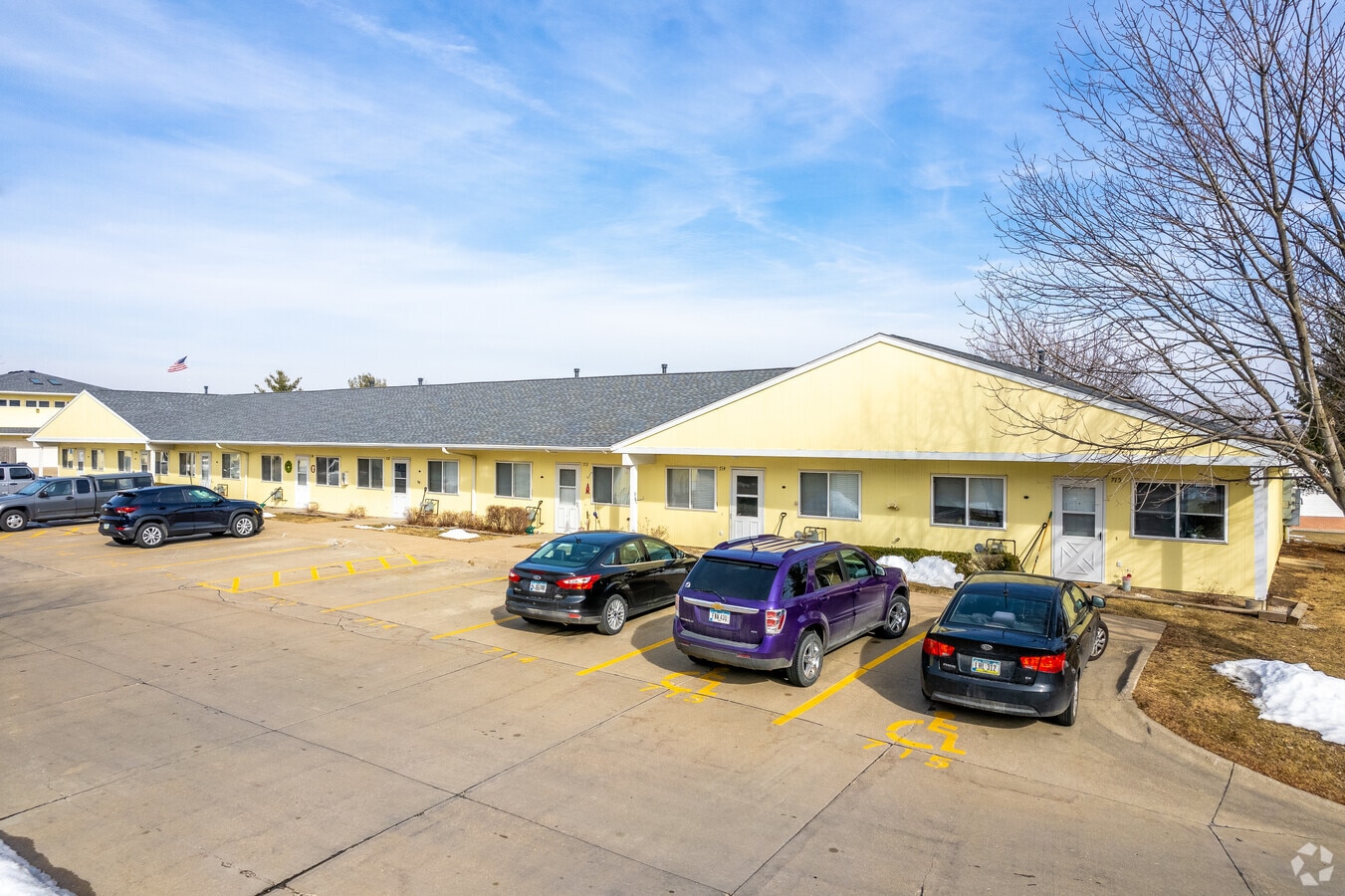 Photo - 700 E County Line Rd Apartments