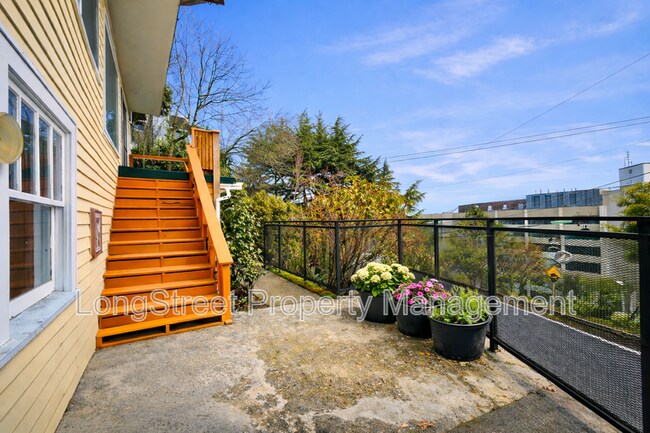 Photo - 801 SW Broadway Dr