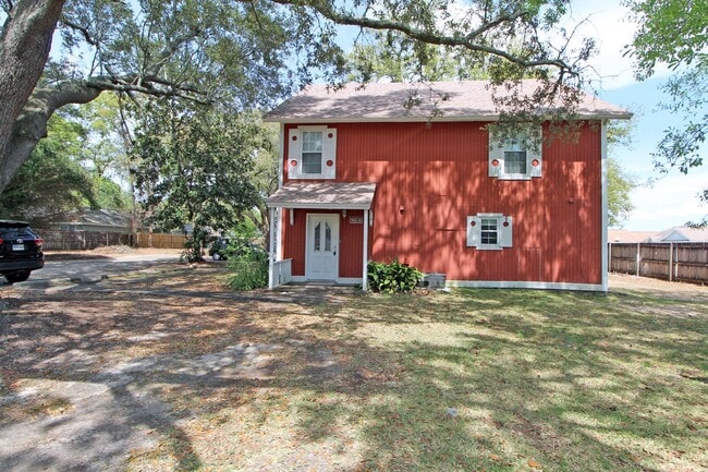 Building Photo - Two-story 2 bedroom townhouse in Northeast...