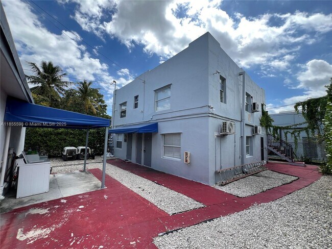 Building Photo - 548 NW 30th St Unit 2 Rental