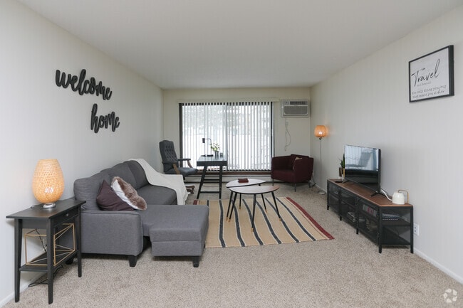 2BR, 1.5BA - 990 SF