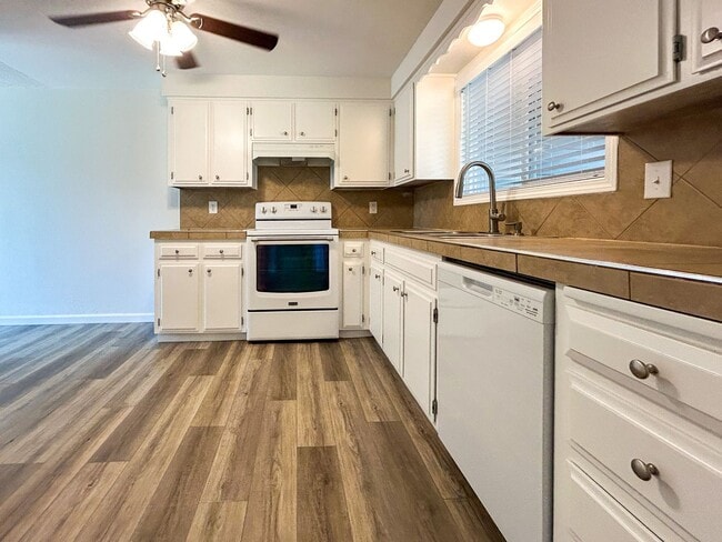 Photo - 1488 Warbler Dr SE