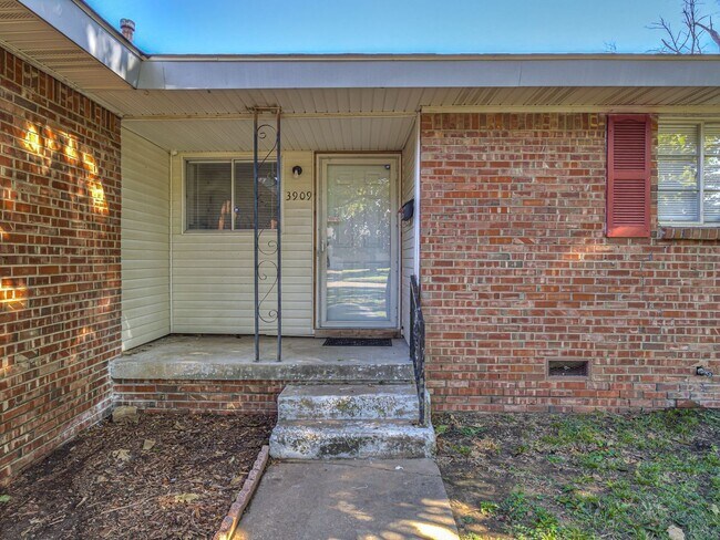 Photo - Move in special / First months rent is $800