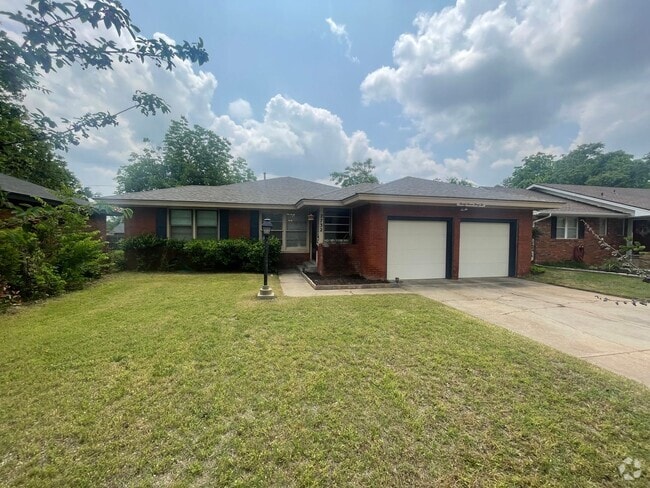 Building Photo - 4 bed 2 bath 2 car, Great Character and st... Rental