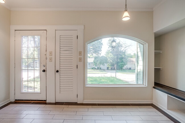 Photo - 3211 Montague St