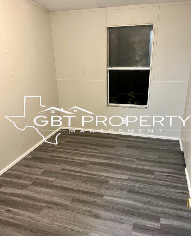 Photo - Spacious 3 bed 2 bath single wide on an ov...