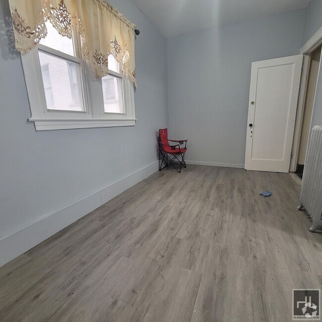 Building Photo - ROOM FOR RENT GREAT STARTER SPACE IN CROWN... Rental