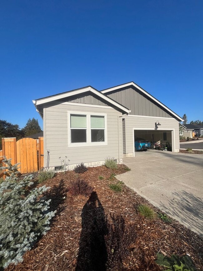 Building Photo - 3-Bedroom 2-Bathroom home in Lowell